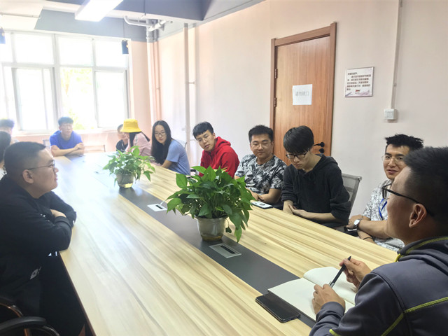 辅导员开展2016级班团学期中座谈会