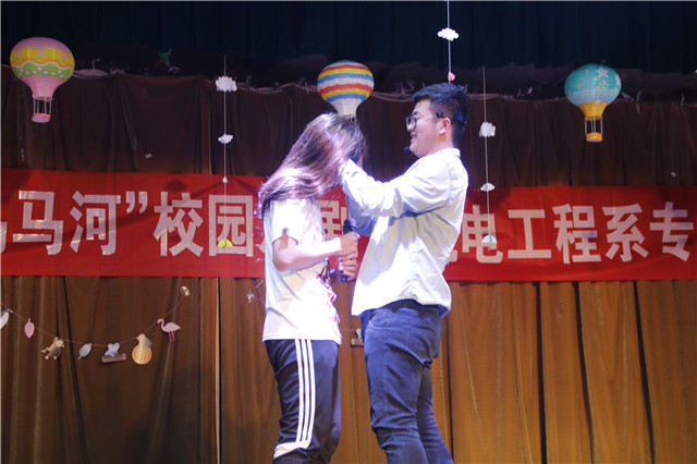 【戏剧节】我们的舞台 独到的光辉——舞台剧《纳!新!》