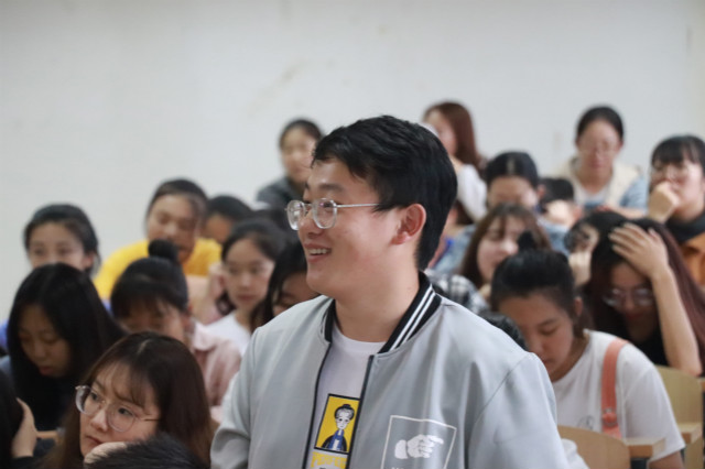 【辅导员说完满】学礼知礼以致远 仪展风采以明志——经济与管理学院开展“书卷之香飘校园 礼仪之道留心中”主题年级会