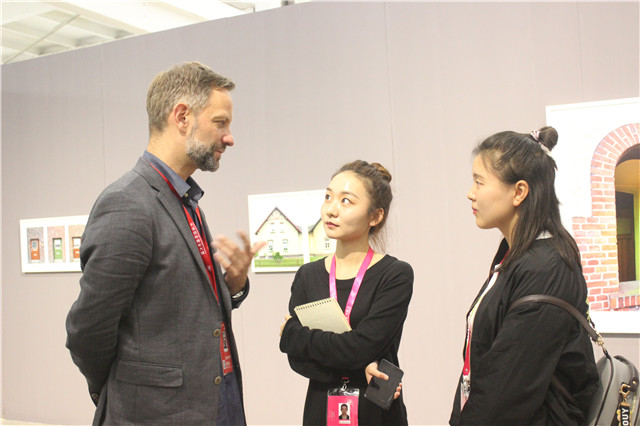 背影之光 续写志愿篇章——记第十八届平遥国际摄影展系列报道(四)