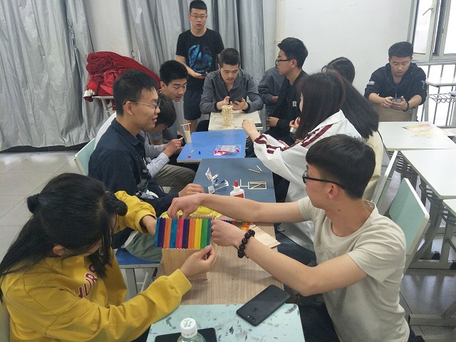 【完满班级】创意无限 开发趣味——艺术传媒系环设1601、1605班举办“我型我塑”木棍拼接创意活动