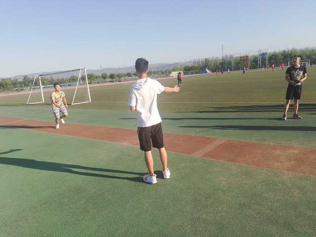 【完满班级】激情跳跃 燃烧斗志——青春无畏，冲破天空“数据1801班”沙坑跳远比赛