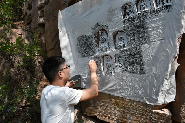 【三下乡】体验拓碑技术 传承非遗文化——艺术传媒学院“拾遗记”太谷槐树底摩崖石窟考察
