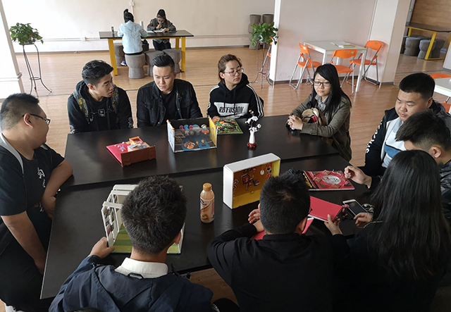 【完满班级】绽放在手中的完满之花——艺术传媒学院视觉1504班举办“掌心里的完满”橱窗设计比赛完满班级活动