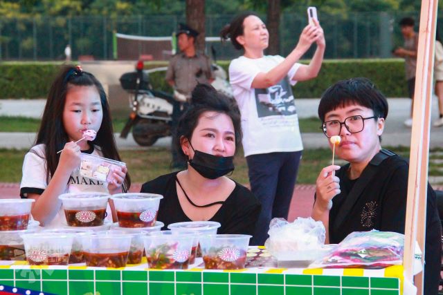 “日不落”毕业夜市超燃来袭 这个毕业季氛围感拉满了!