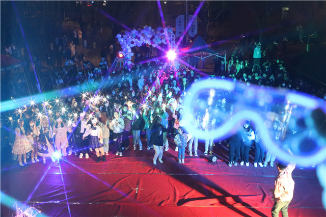 月华初上夜未央 青春似火 等你徜徉——第116期“FREE SUNSHINE”乌马河周末文化广场