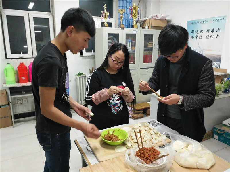 机电工程系辅导员与同学们共度冬至