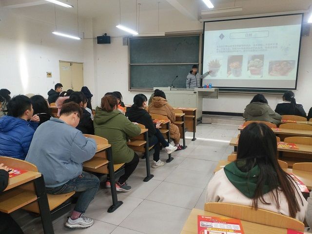 【社团快讯】亲近多肉 共享绿色——“思辨小课堂”走进多肉世界活动