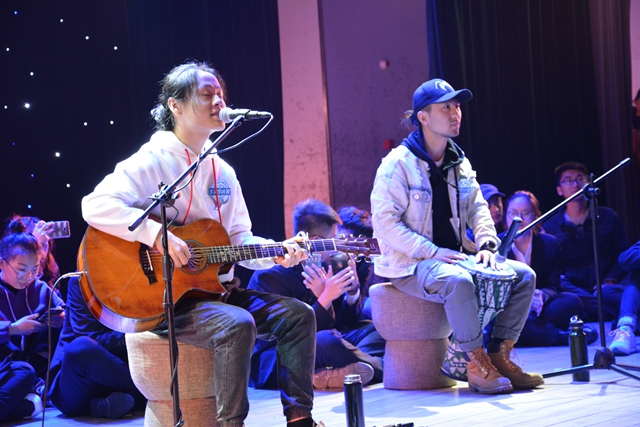 600名小屋的“族人们”齐聚乌马河随民谣律动——“大冰的小屋·百城百校音乐会”信息学院站
