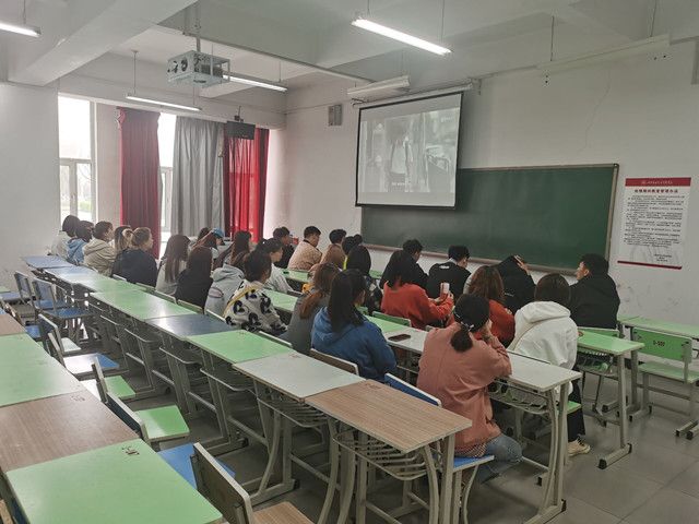 【完满班级】观雷锋前辈事迹 品前辈的精神——视觉1803班举行观看公益影片活动