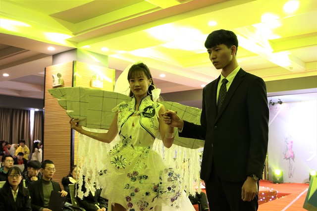 “fashion show”废材为料创意时装展:以废材为料 让创意生成