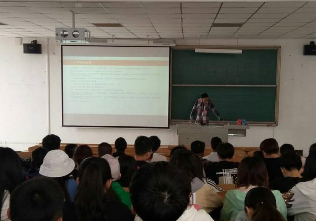 【辅导员说完满】幸得心相连 福如双花开——经管系举办“从收入中位数来探讨如何感知幸福”思考会