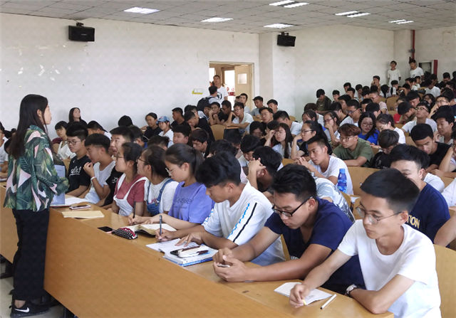 【辅导员说完满】助学筑梦 争做诚信学子——智能工程学院举办2017级“辅导员说完满”活动