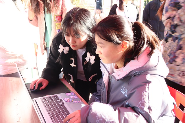 今天我们来玩儿把角色互换——经济与管理学院&商务英语学院开展“‘记’录盛世繁华景 聚焦璀璨幕后‘者’”记者节主题系列活动