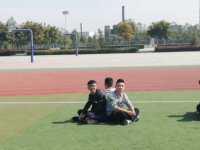 【完满班级】同学 你坐下能站起来吗——数据1801班开展“坐地起身”班级活动