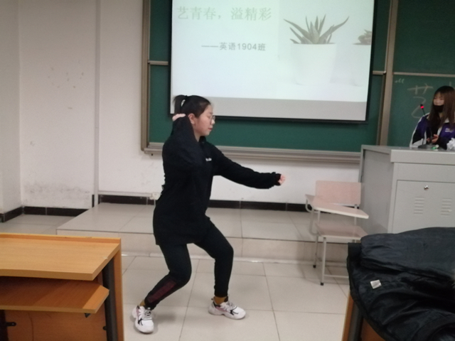 【完满班级】艺青春 溢风采——外语系英语1904班12月完满班级活动