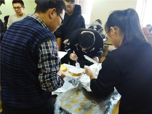 【完满班级】小月风来晚 戴云密遮星——机电工程系电气1604班“男女DIY蛋糕涂鸦”完满班级活动为冬季增添光彩