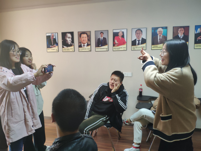 【完满班级】穿行迷雾 愿前路灯塔永不熄灭——经济与管理学院十一月完满班级活动纪实(八)