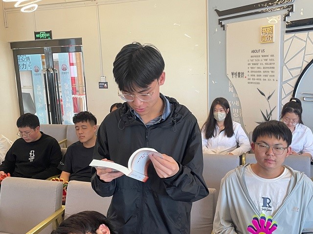 拥抱春天 畅游书海——经济与管理学院四月完满团支部纪实(八)