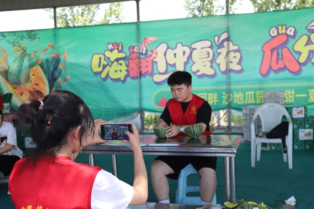 【三下乡】Follow me！带你揭秘长在空中的“彩虹”西瓜——大数据学院、信息工程学院“智·惠农”太谷农高区产业振兴实践团