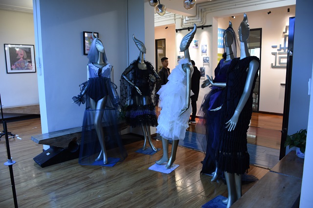 【完满班级】服装立裁 感受设计——艺术传媒学院服装1601班举办服装立裁体验活动