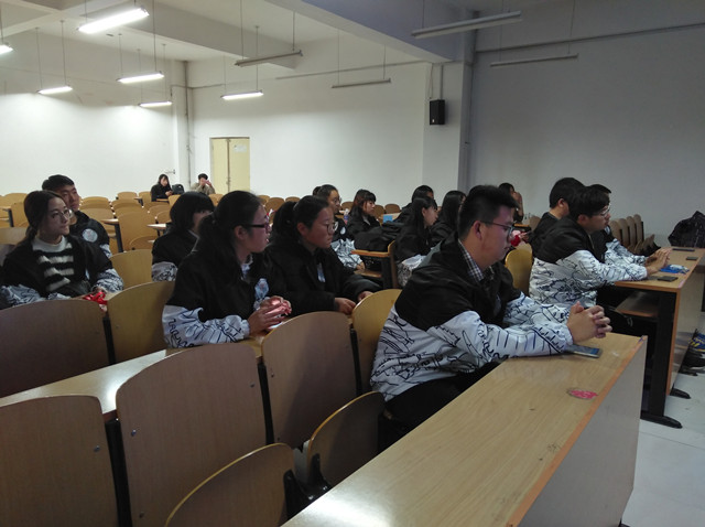 【完满班级】巧手变废为宝 环保你我同行——经济管理系公益主题系列活动