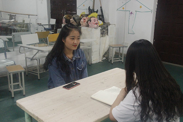 【戏剧节】第七届“魅夜乌马河”校园戏剧节《最Hold晚餐》剧组采访