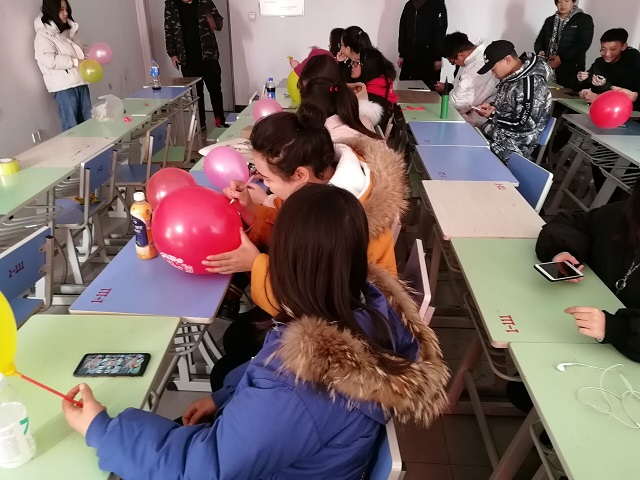 【完满班级】“标新立异 雅俗共赏” 创意捏气球——艺术传媒学院环设1801完满班级活动