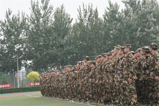 骄阳似火练军心 脚步不移展风采——军训生活即将结束新生对未来的期待