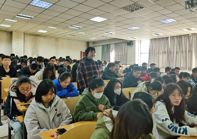 【辅导员说完满】校园里有你 有我 有情——经济与管理学院开展2020级主题年级会