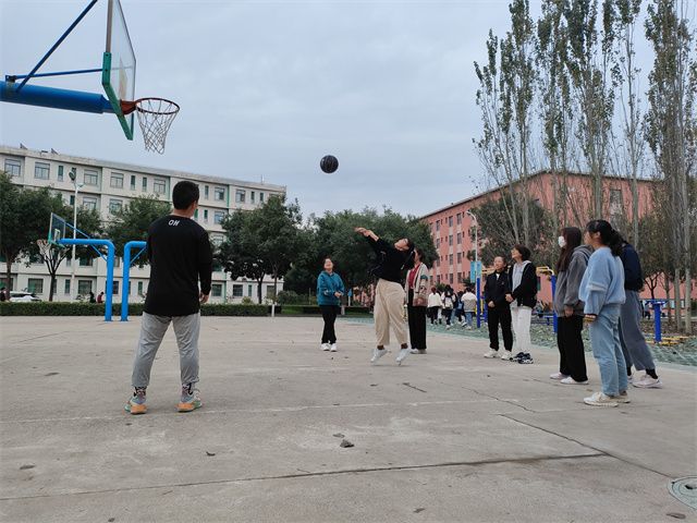 【完满班级】青春无畏 逐梦扬威——艺术传媒学院数字媒体艺术2101班男女篮球趣味对抗赛完满班级活动