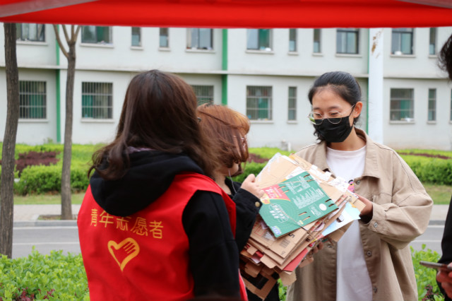 传递正能量第635期:与公益同行 与环保相约——外语系“环保约客”项目之“以旧生新”主题活动