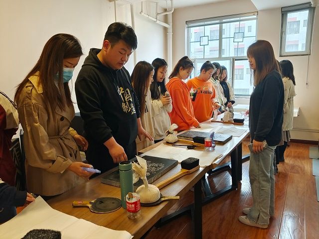 【完满班级】铭刻历史 传承文化——艺术传媒学院18级环设1805班举办-“非遗进校园”拓碑活动