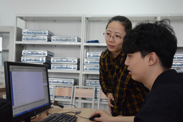 持科技之笔 绘彩色蓝图——信工系第一届“网罗信院”网页设计大赛专题培训