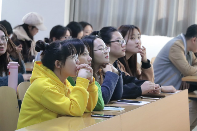 【辅导员说完满】以梦为马 不负韶华——经济与管理学院开展“感受多元文化 开阔国际视野”主题年级会