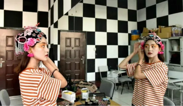 闪光的信院第246期:迎新晚会上讲故事女孩背后那段破茧成蝶的故事