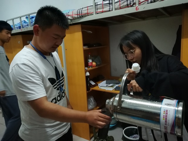 秋雨绵绵催人寒 关怀备至使人暖