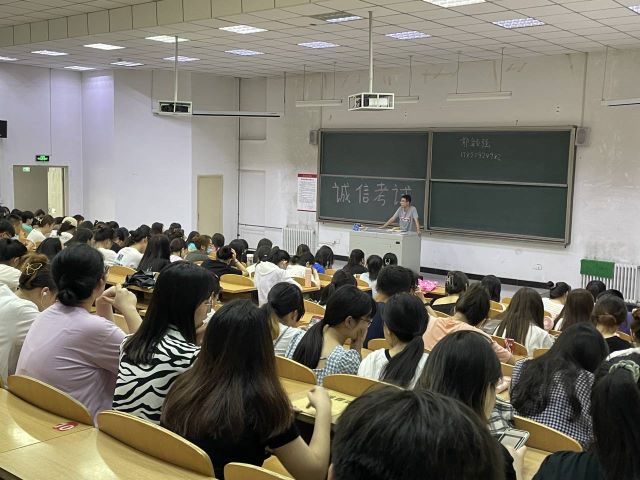 【辅导员说完满】勿失忠信 自信应考——经济与管理学院2018级开展“诚信考试”主题年级会