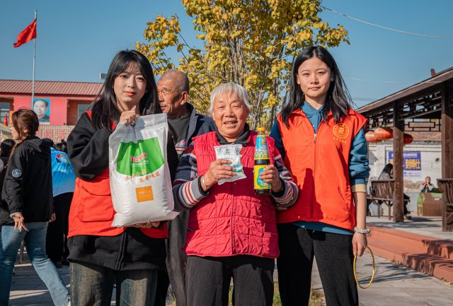 当非遗遇上重阳:传统节日的新篇章——艺术传媒学院“太平庄公益慰问”专项志愿服务队