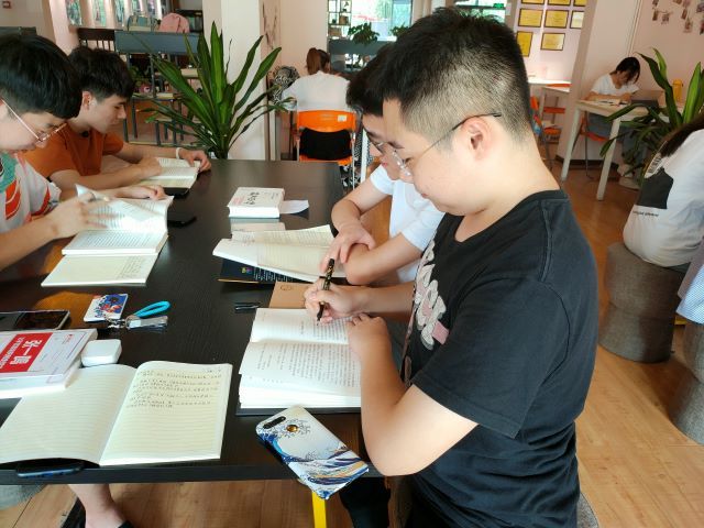 【完满班级】鉴名家书籍 学大咖品质——艺术传媒学院环设1901班大咖读书日