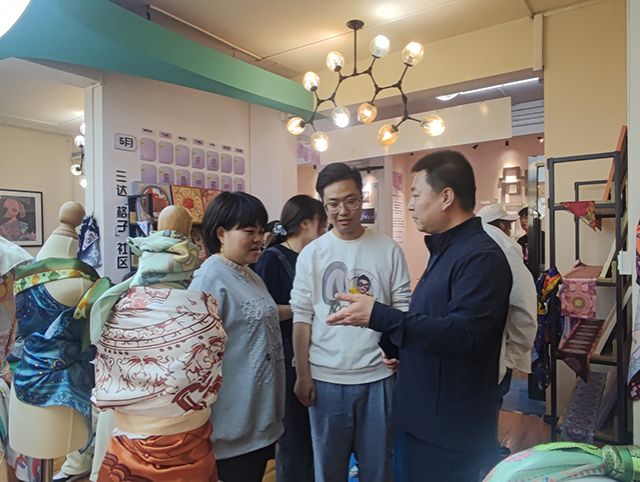 【1+1>2】一方繁花“丝巾” 绽放熠熠华彩——艺术传媒学院丝巾设计作品展