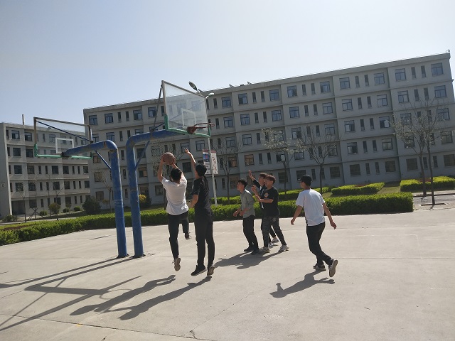 【完满班级】篮球指尖转 汗水激情洒——信工系网工1701班举办“无青春 不篮球”趣味赛