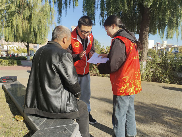 跨越数字鸿沟 志愿者在行动——用温馨关怀消弭老年人“数字鸿沟”