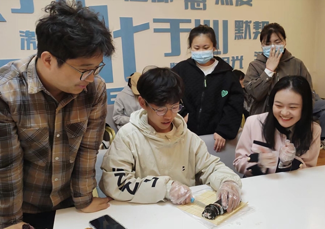 【完满团支部】内卷卷到寿司上——经济与管理学院资产2002班完满团支部活动