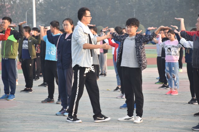 信息工程系为新生开设嘻哈版早操