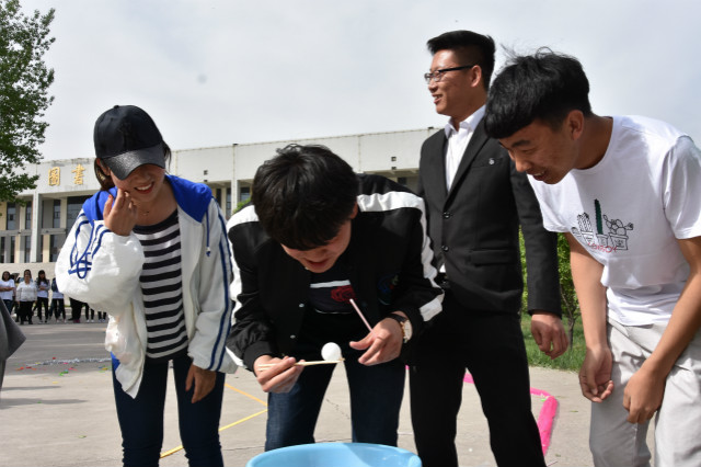第71期乌马河周末文化广场暨经管系“疯狂来往”游戏大作战专题