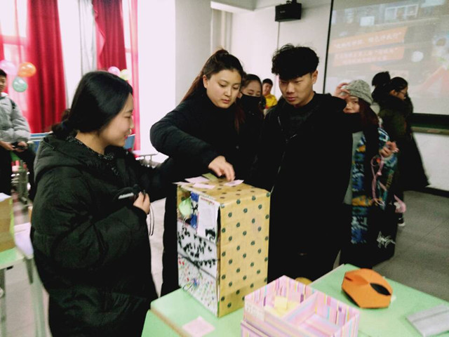 给废旧物品一个归宿 收纳盒也可以很清新——艺术传媒系举办第三届“传媒杯”创意收纳盒制作大赛
