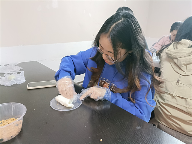 【完满团支部】巧手做青团 品一口春天的味道——淬炼·国际商学院会计2105班完满团支部活动