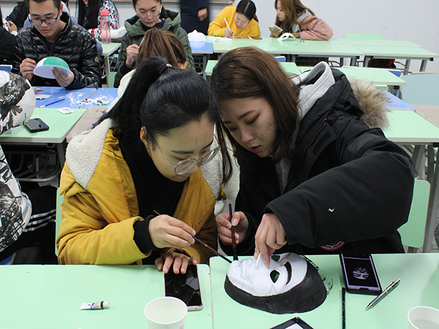 【完满班级】百变千面 疯狂面具——艺术传媒学院视觉1802班“百变千面 疯狂面具”创意面具彩绘