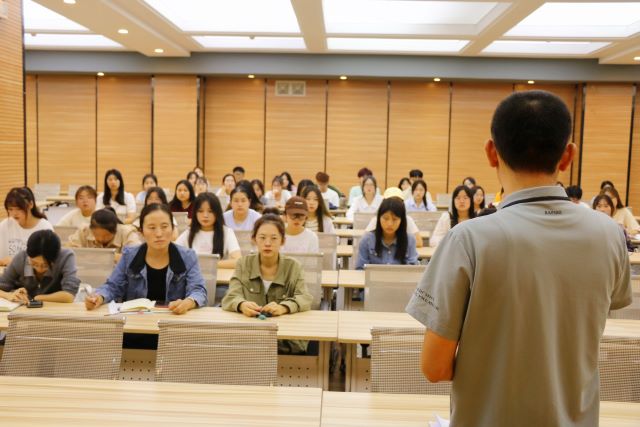 完满起航 赓续前行——商务英语学院2023-2024学年完满教育工作研讨推进会